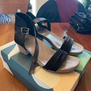 Earth leather wedge sandal